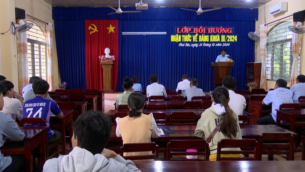 Phú Tân khai giảng lớp bồi dưỡng nhận thức về Đảng, khóa III năm 2024