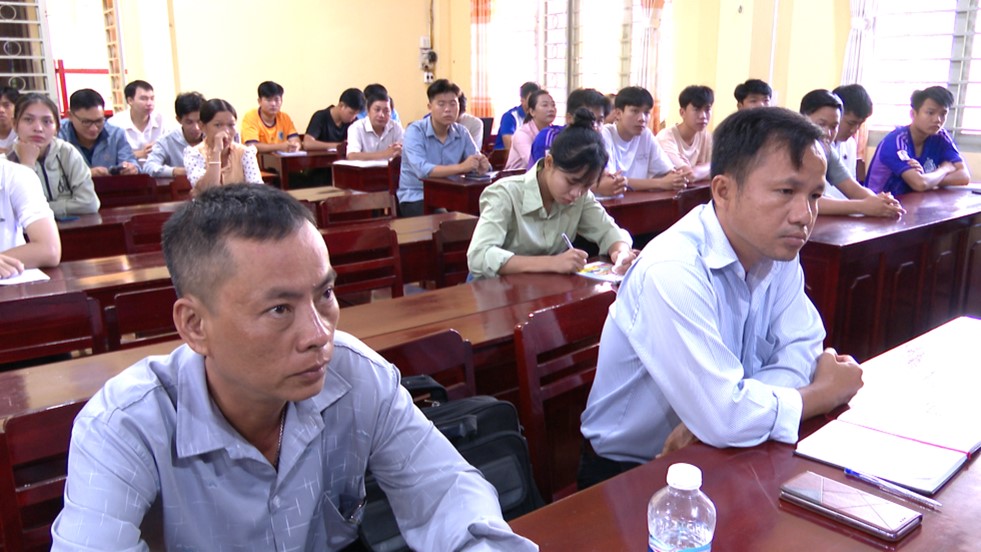 Phú Tân khai giảng lớp bồi dưỡng nhận thức về Đảng, khóa III năm 2024