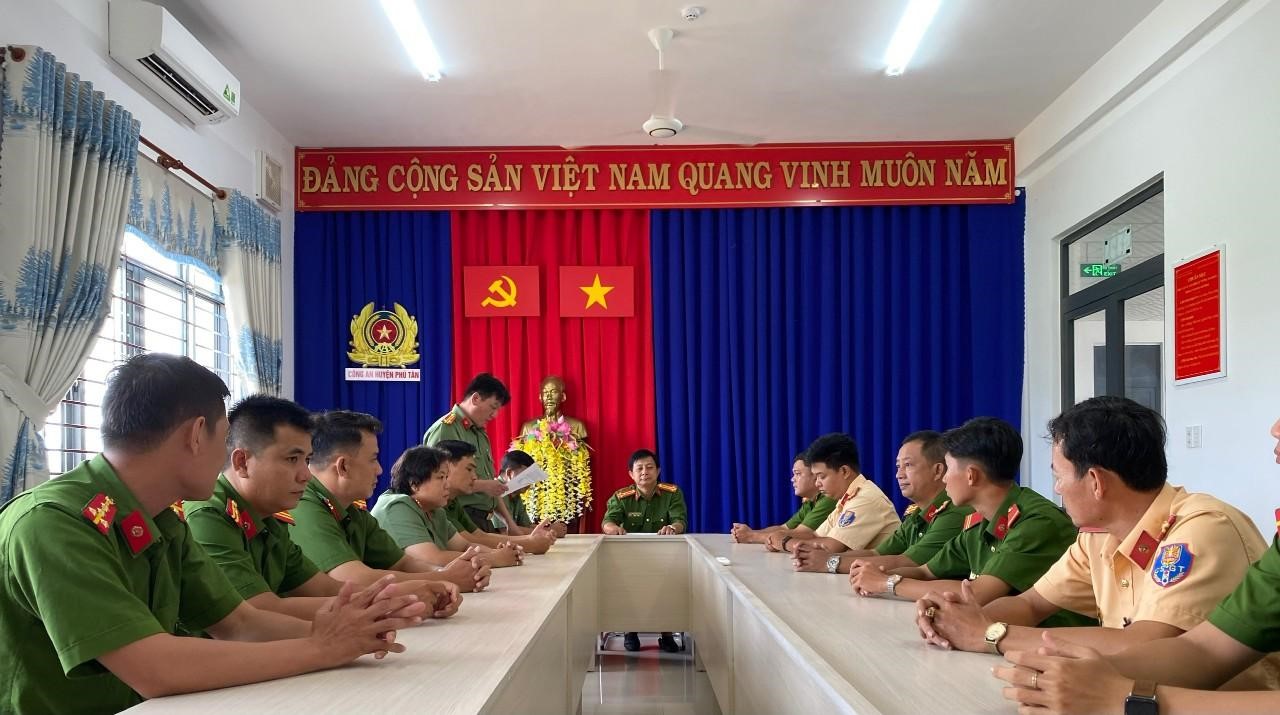 Biểu dương, khen thưởng 02 đồng chí dũng cảm truy bắt đối tượng ma túy