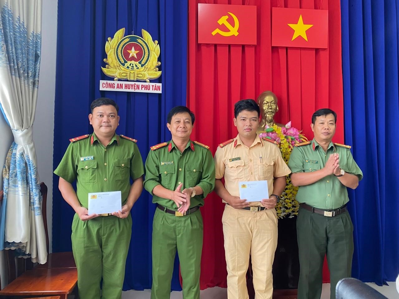 Biểu dương, khen thưởng 02 đồng chí dũng cảm truy bắt đối tượng ma túy