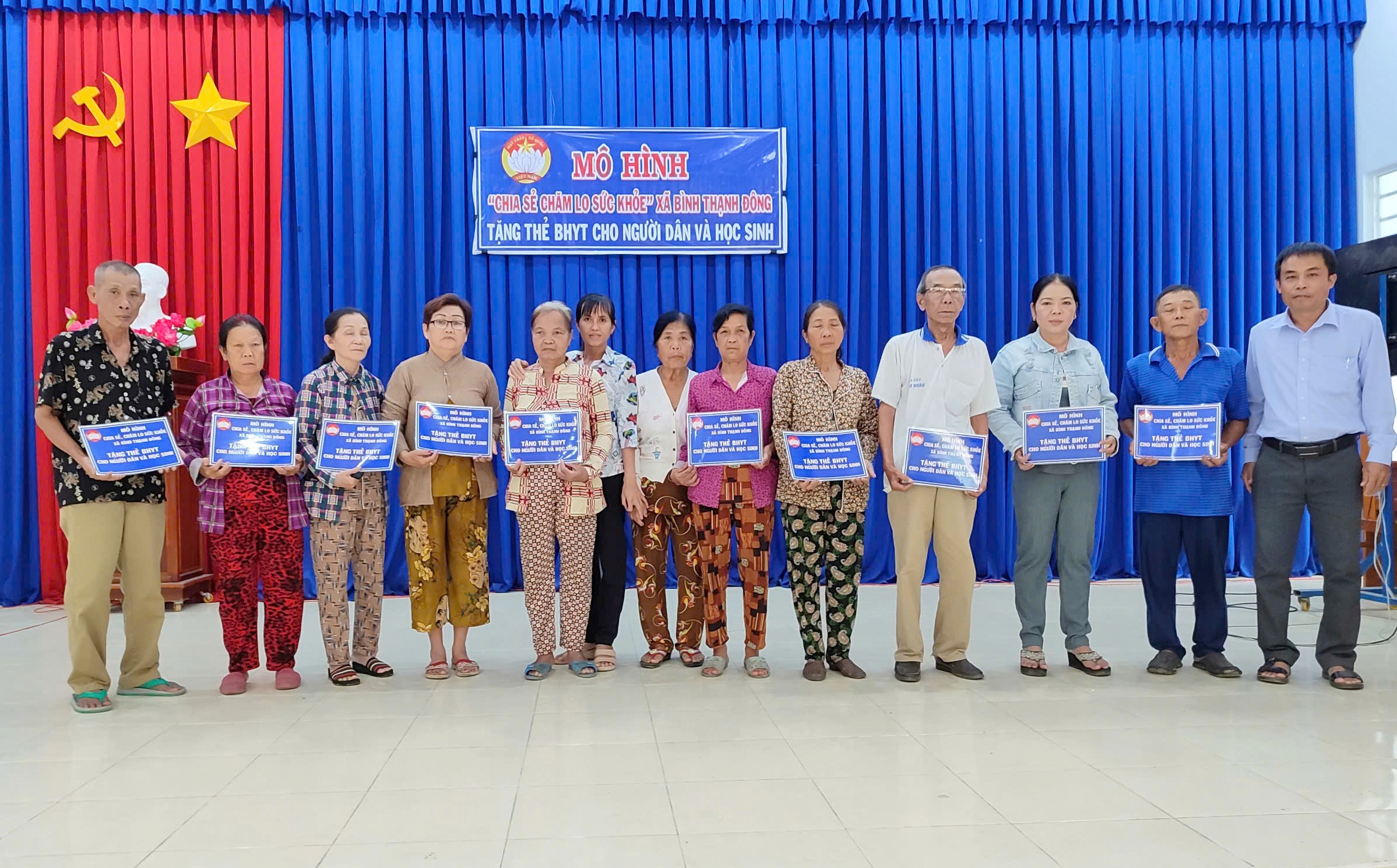 Lan tỏa mô hình chia sẻ chăm lo sức khỏe nhân dân - trao tặng thẻ bảo hiểm y tế cho người dân và học sinh