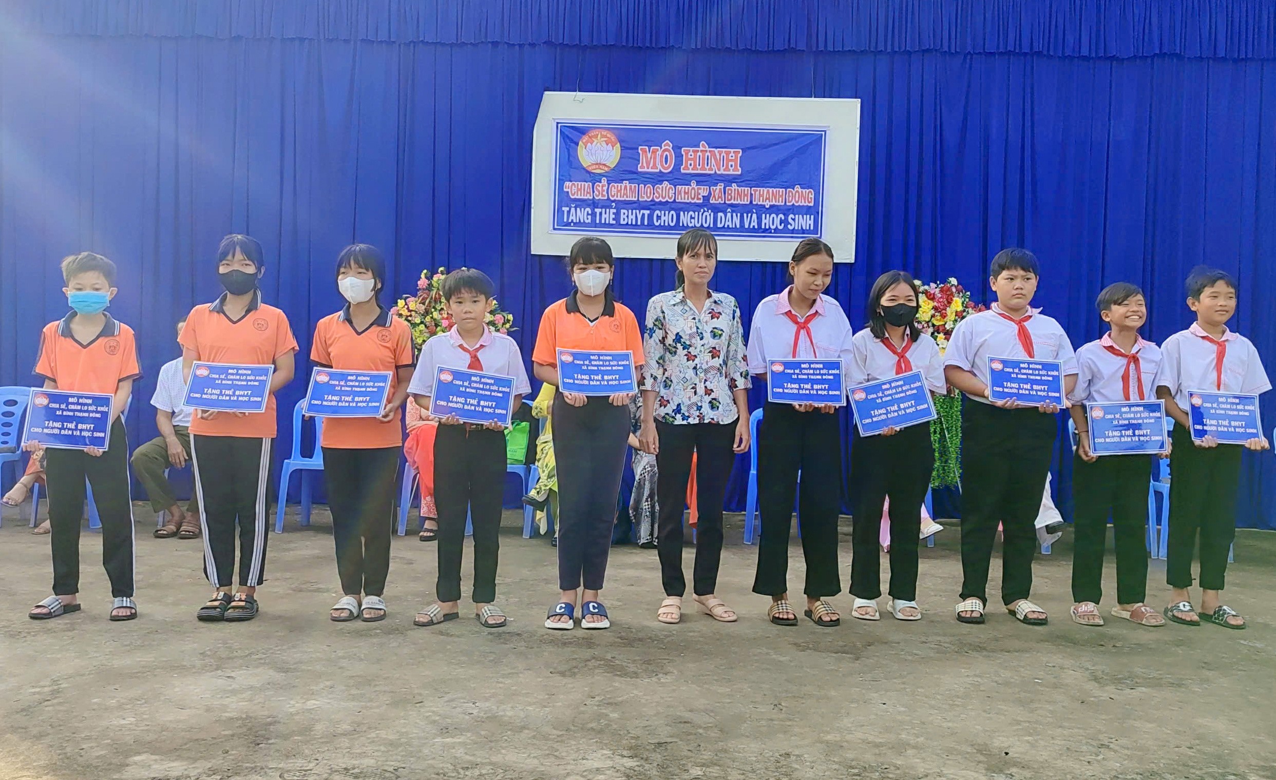 Lan tỏa mô hình chia sẻ chăm lo sức khỏe nhân dân - trao tặng thẻ bảo hiểm y tế cho người dân và học sinh