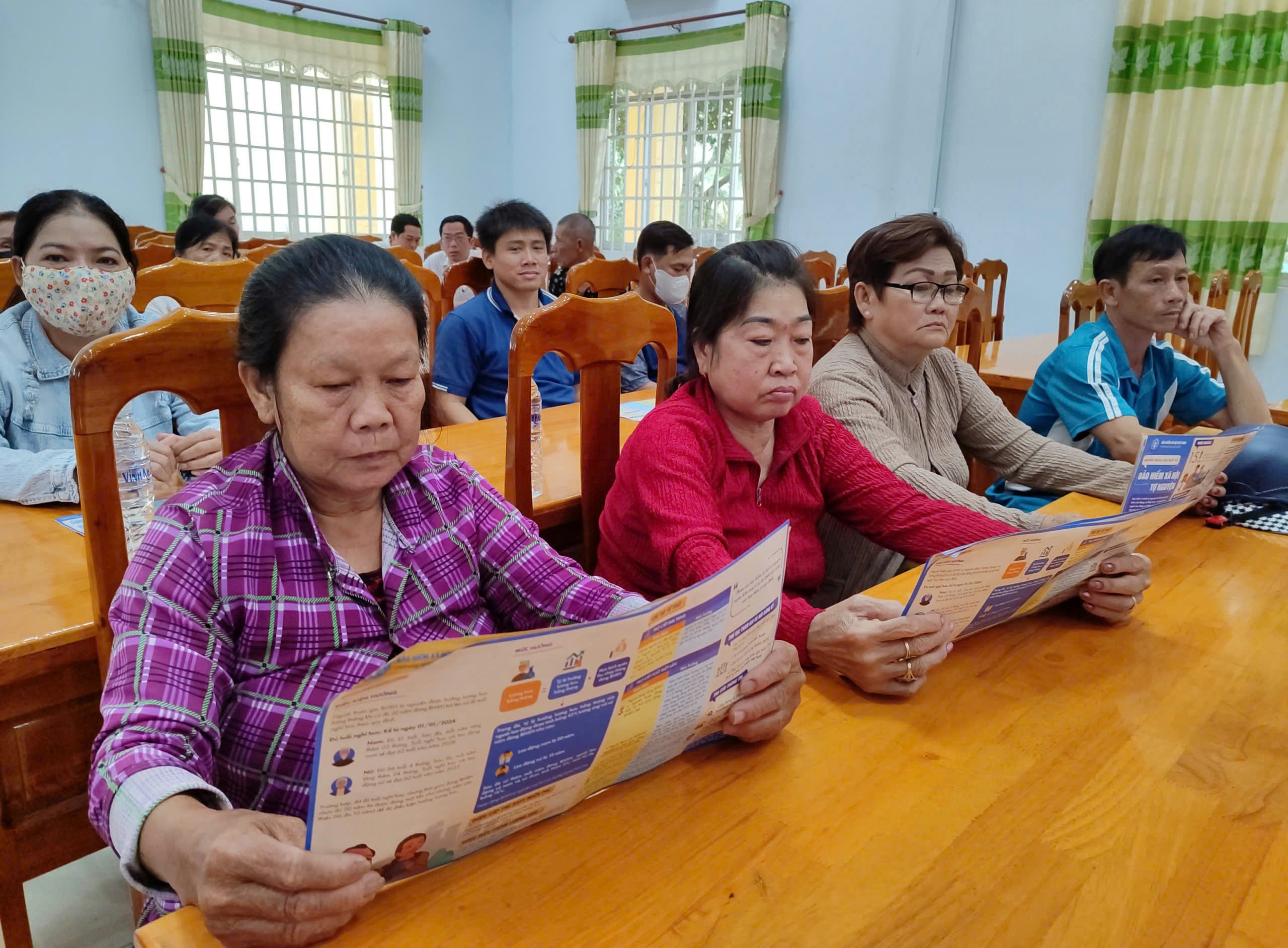 Lan tỏa mô hình chia sẻ chăm lo sức khỏe nhân dân - trao tặng thẻ bảo hiểm y tế cho người dân và học sinh