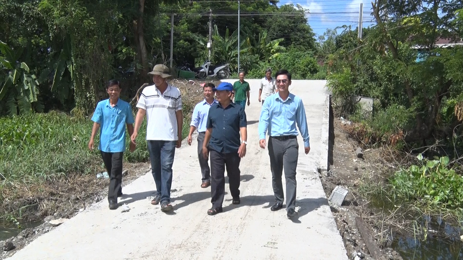 Nông dân Phú Tân chung sức xây dựng nông thôn mới