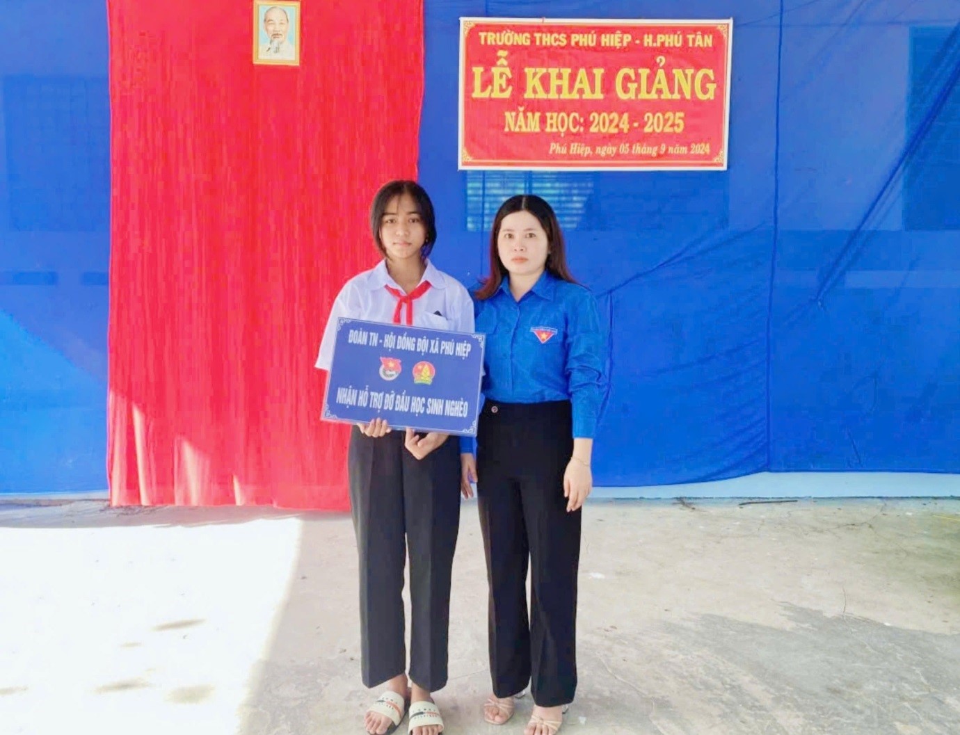 Xã đoàn Phú Hiệp nhận “Đỡ đầu học sinh nghèo” năm học 2024-2025