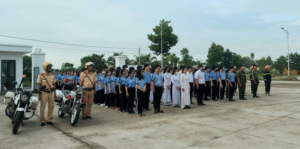 Phú Tân ra quân diễu hành hưởng ứng ngày toàn dân phòng cháy, chữa cháy 4-10