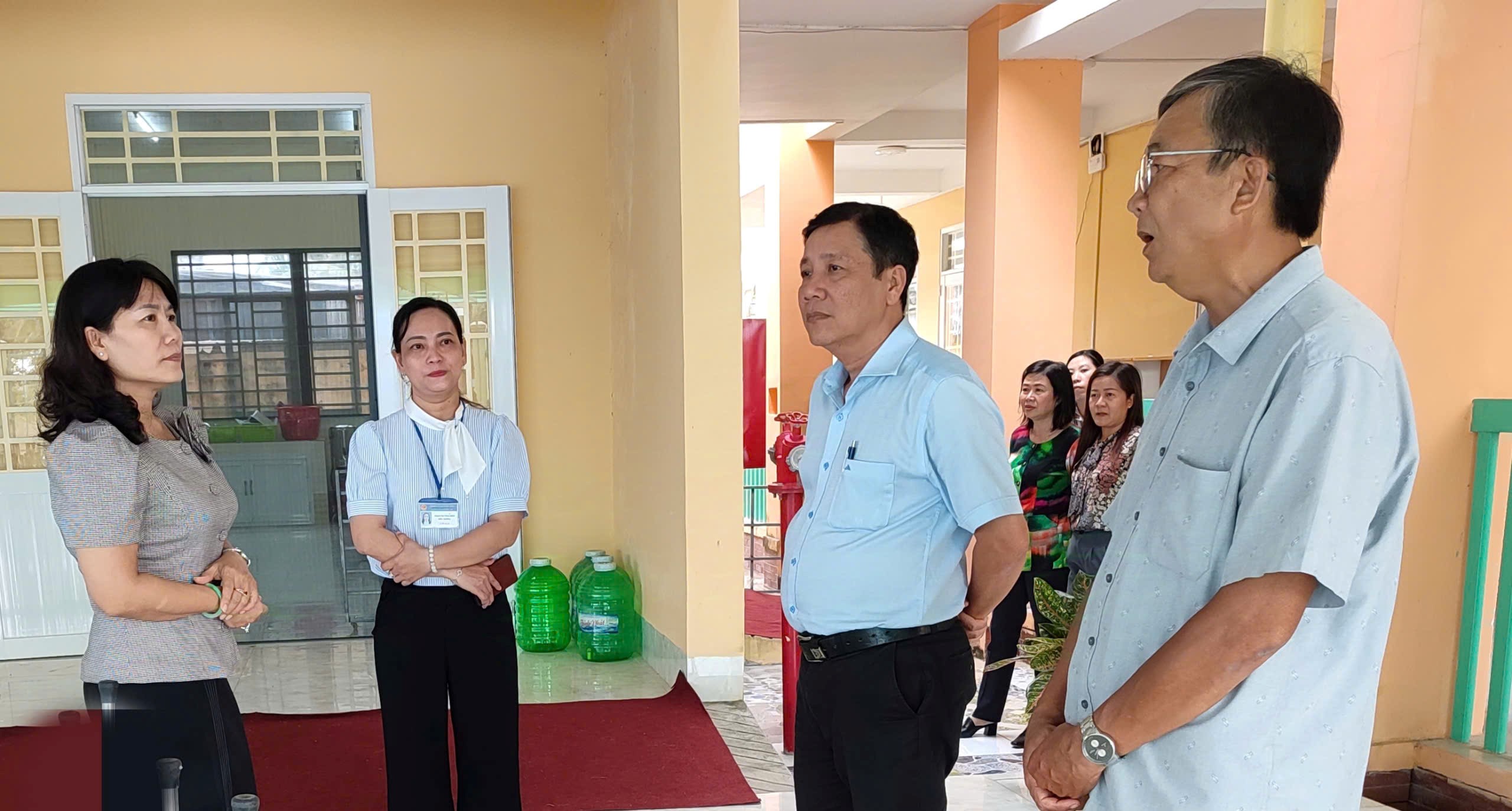 Giám đốc Sở Giáo dục và Đào tạo An Giang kiểm tra công nhận trường Mầm non Phú Thọ đạt chuẩn quốc gia mức độ 1