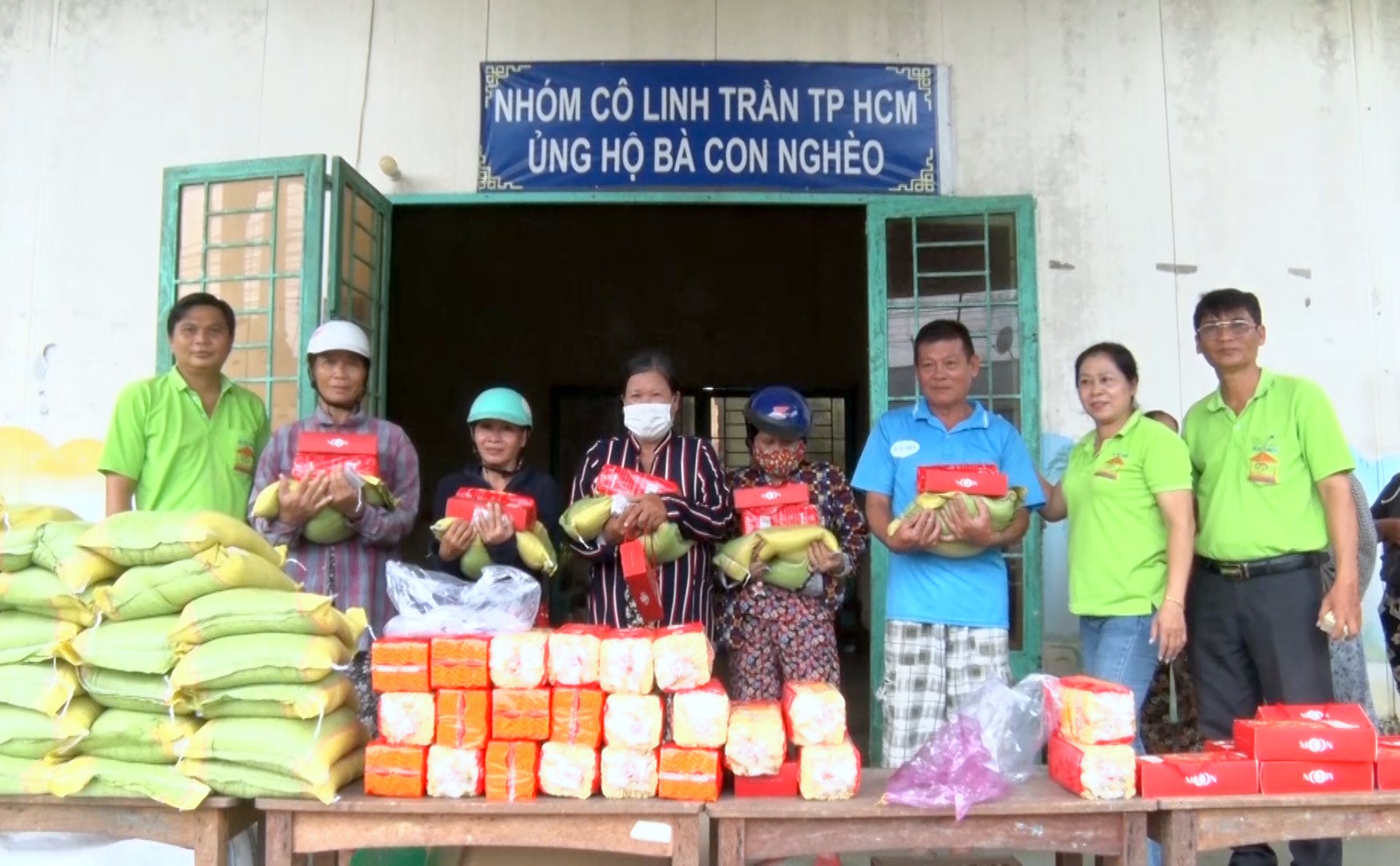 Những phần quà ấm lòng người nghèo