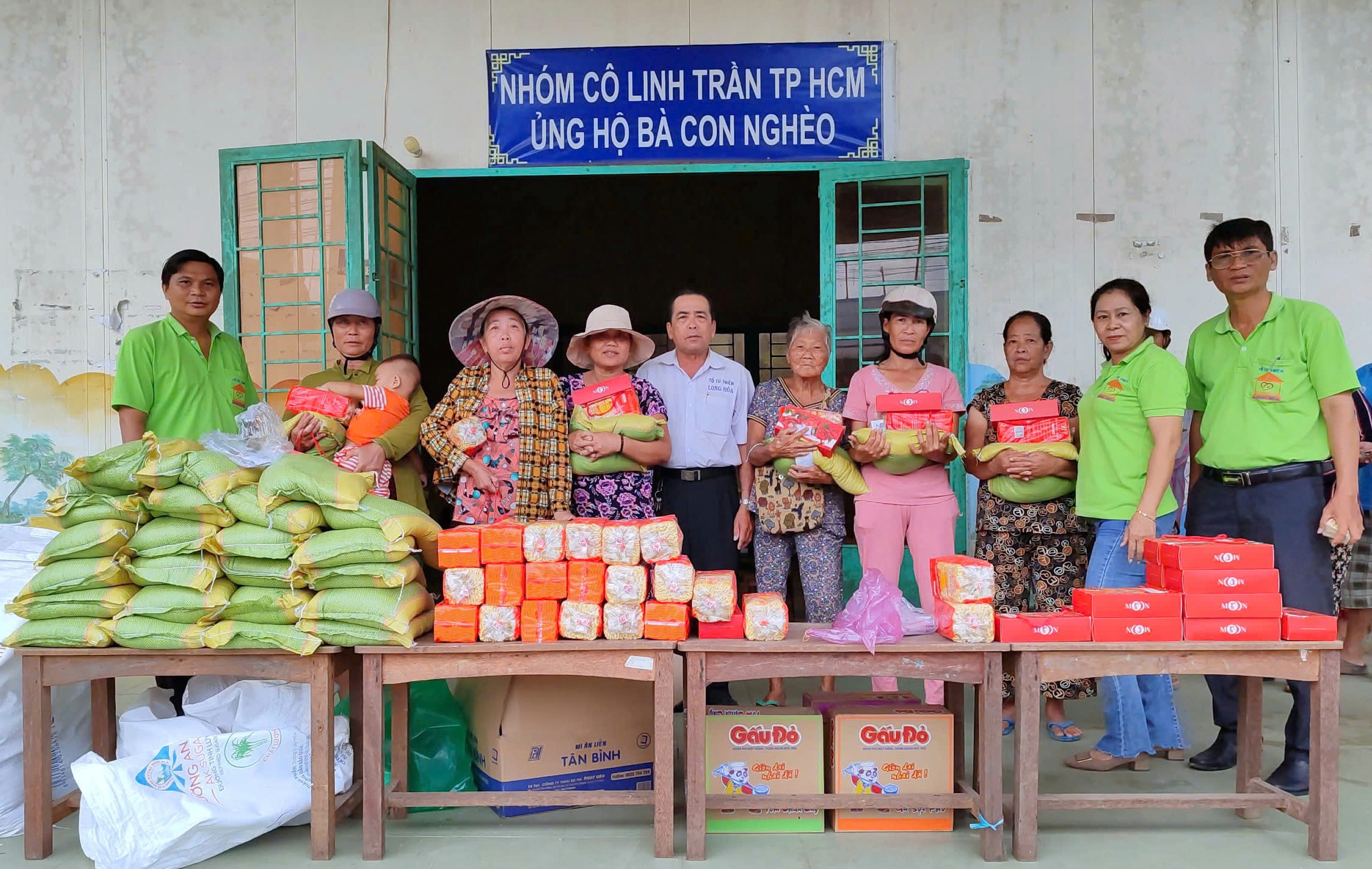 Những phần quà ấm lòng người nghèo