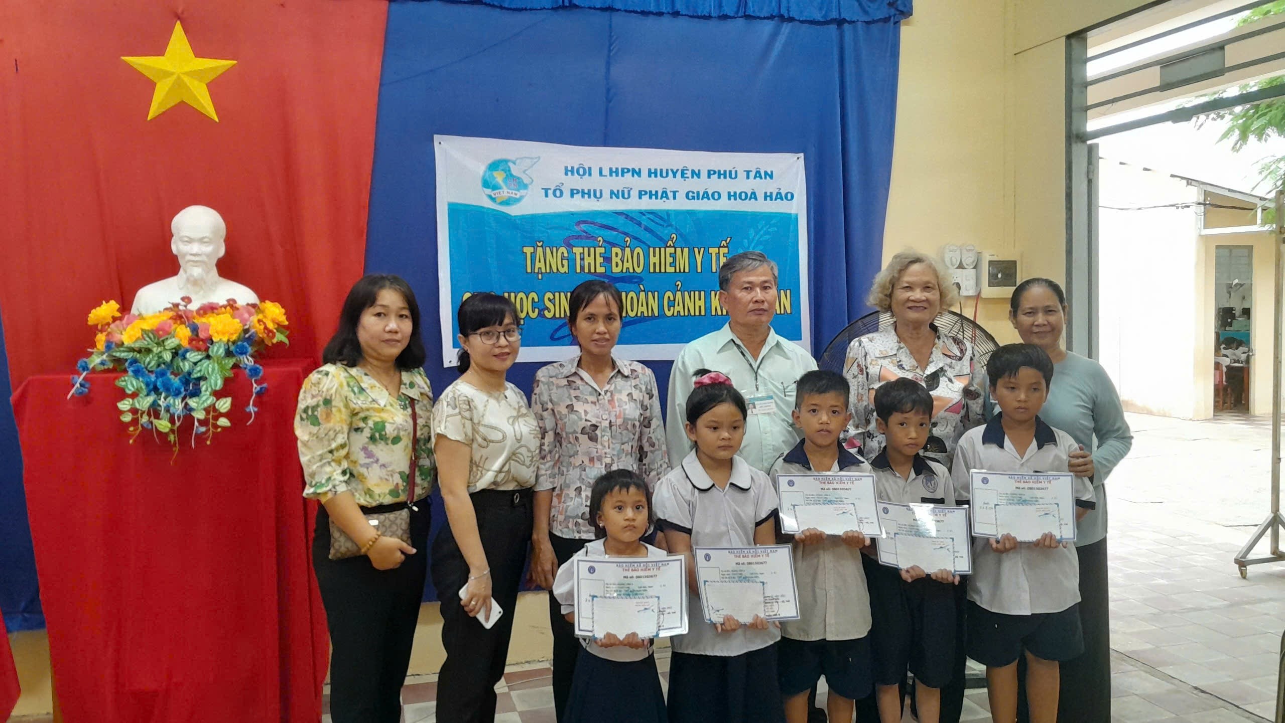 Tổ Phụ nữ Phật giáo Hòa hỏa trao tặng 16 thẻ BHYT cho học sinh xã Bình Thạnh Đông