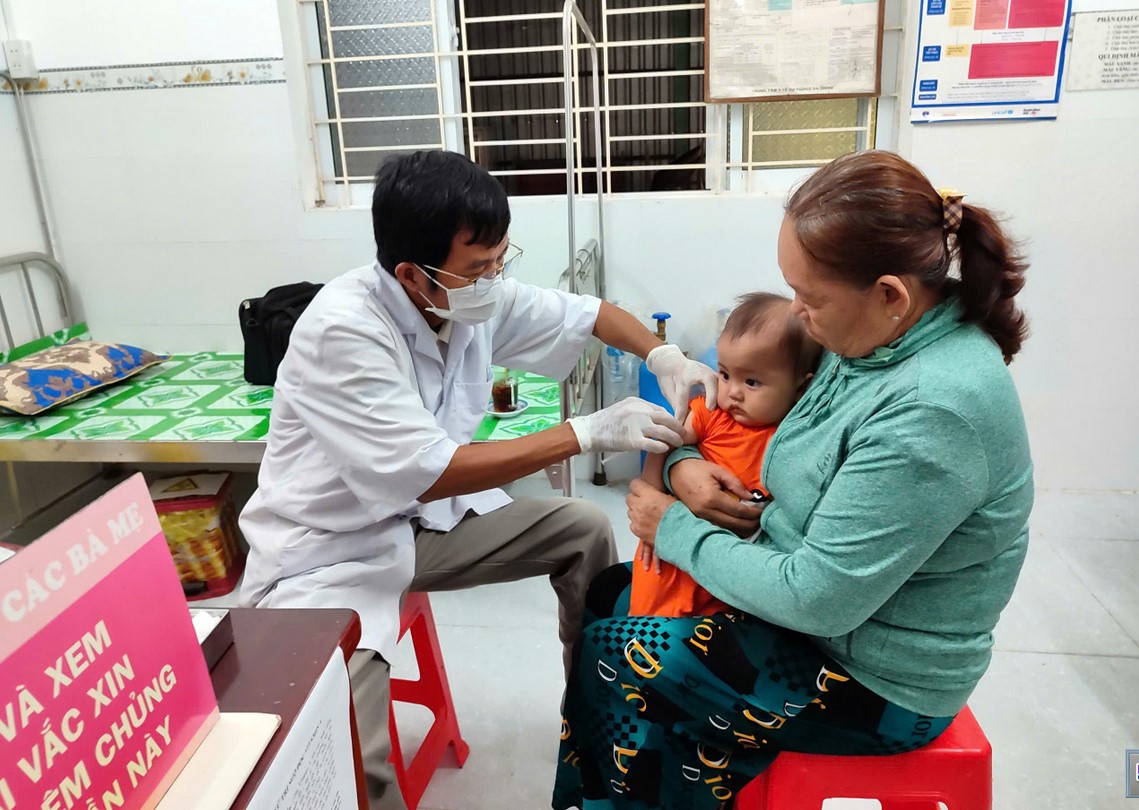 Hơn 2.000 trẻ từ 1 đến 5 tuổi tiêm vắc xin sởi - rubella