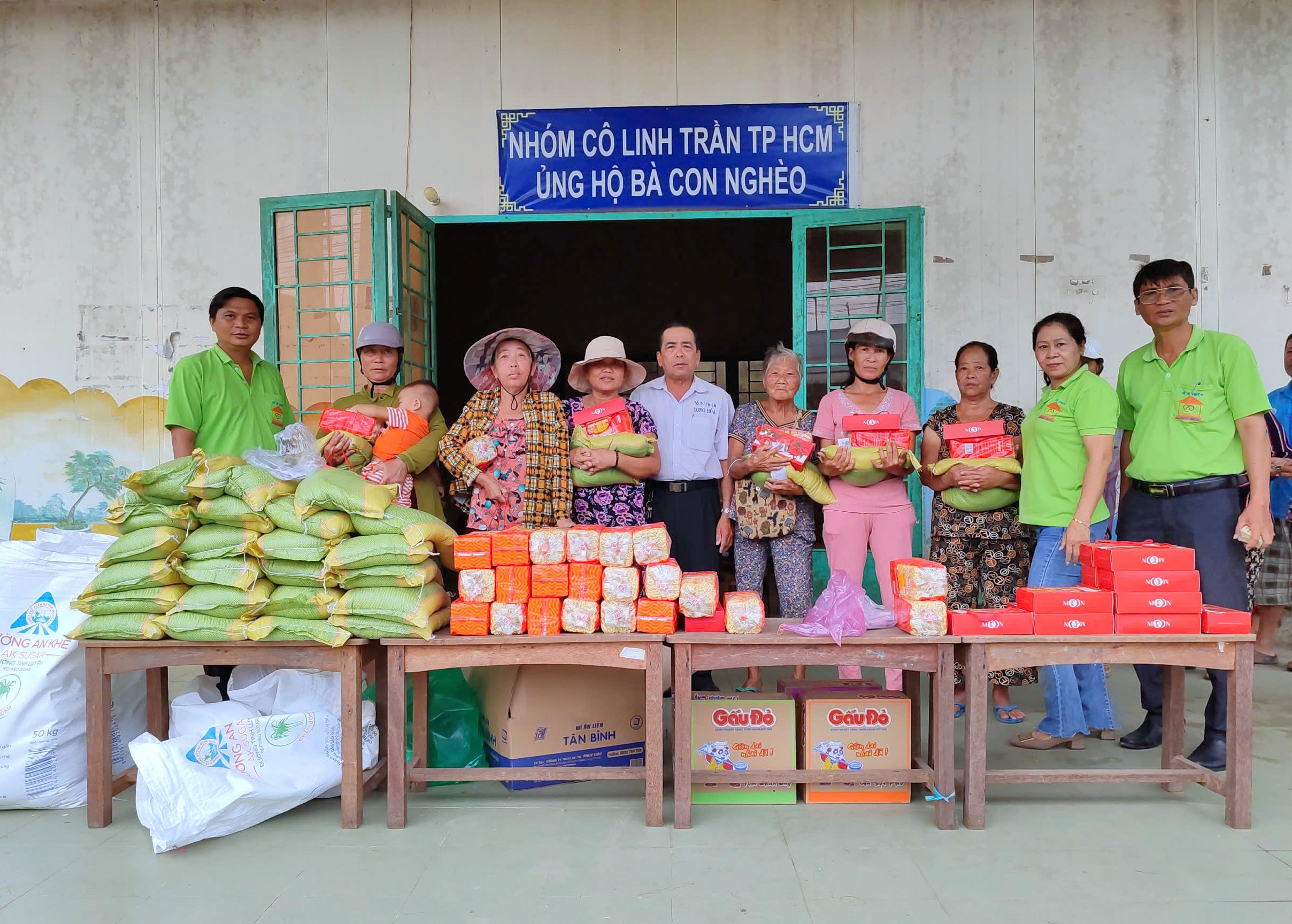 Phú Tân trao tặng 100 phần quà cho bà con nghèo và trẻ em