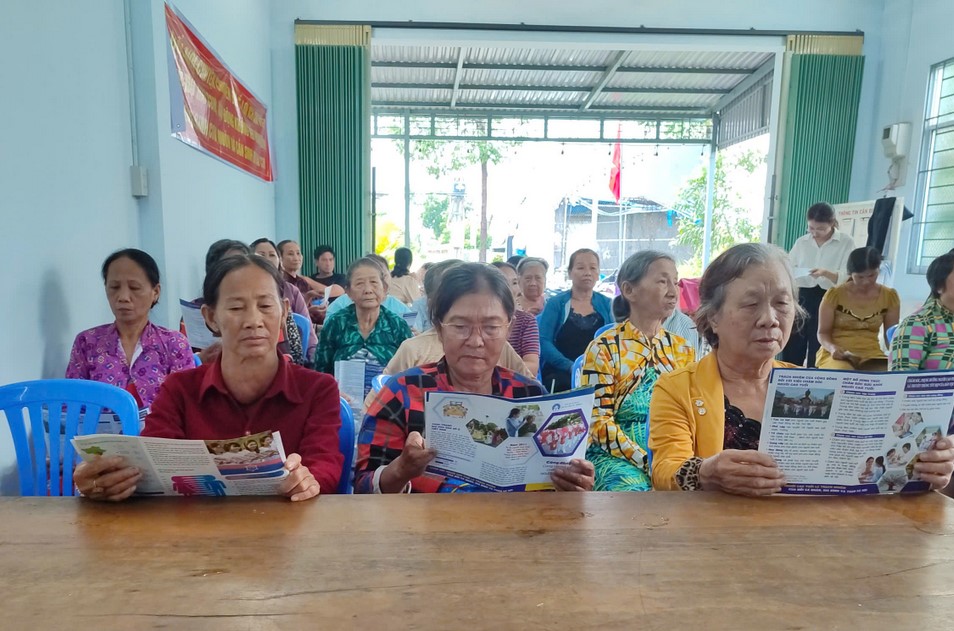 Trung tâm Y tế huyện Phú Tân nói chuyện chuyên đề về lợi ích việc sinh đủ hai con