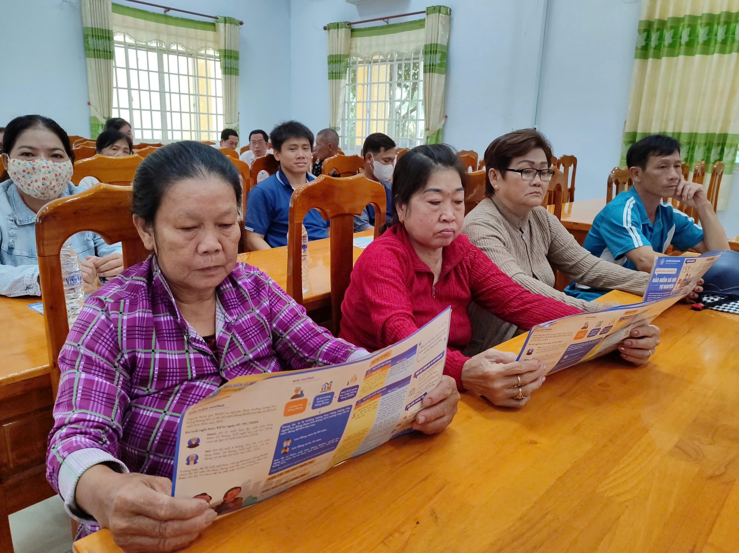 Truyền thông khách hàng vận động người dân tham gia Bảo hiểm y tế, Bảo hiểm xã hội và tặng thẻ Bảo hiểm y tế cho người dân khó khăn 