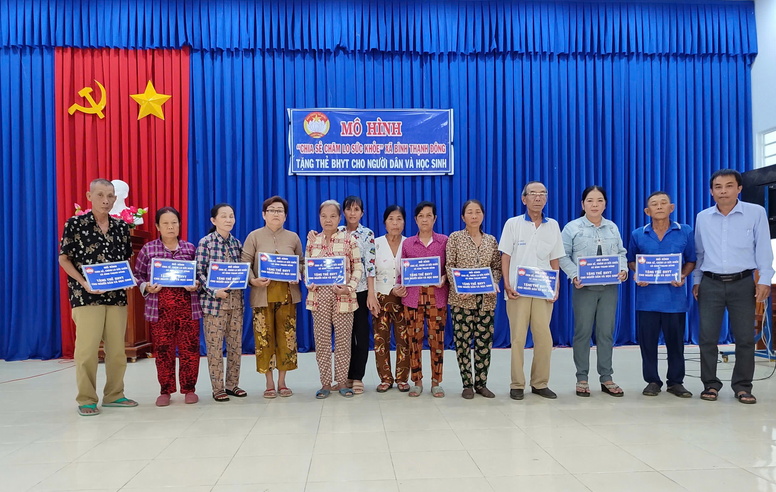 Truyền thông khách hàng vận động người dân tham gia Bảo hiểm y tế, Bảo hiểm xã hội và tặng thẻ Bảo hiểm y tế cho người dân khó khăn 