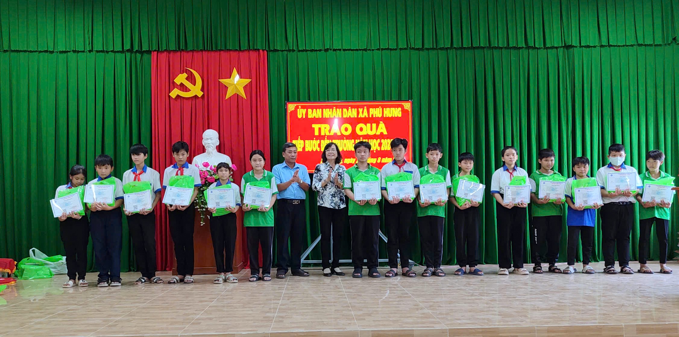 Vận động hơn 1,7 tỷ đồng chăm lo học sinh, sinh viên nghèo đến trường