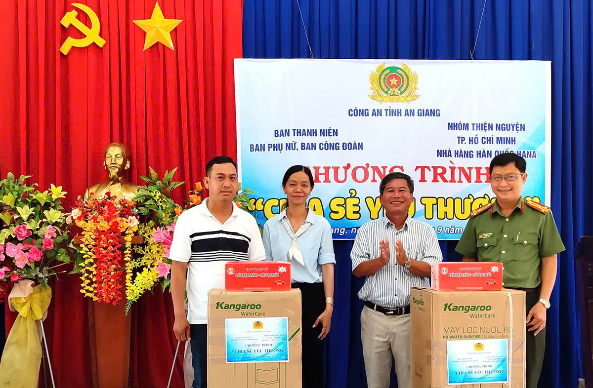 Chương trình “chia sẻ yêu thương" tặng máy lọc nước và xe đạp cho học sinh tại Phú Tân